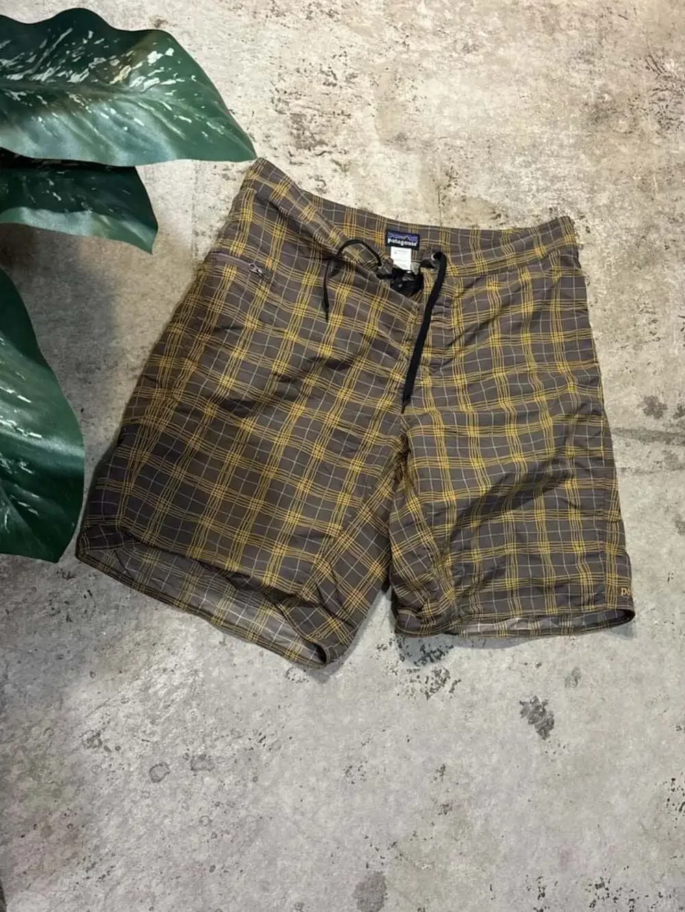 Patagonia Wavefarer Plaid Board Shorts Men's Size 33 Brown Yellow Swim Trunks